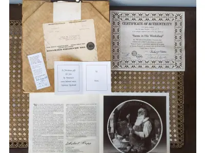 LOTE 340 - 01 PRATO DE NORMAN ROCKWELL EDIÇÃO DA SAFRA 1984 PORCELANA FINA ESTA É PARTE DA PLACA DE EDIÇÃO LIMITADA DA THE ROCKWELL SOCIETY OF AMERICA Nº DA ÚNICA EDIÇÃO NOMEADA PAPAI NOEL EM SUA OFICINA POR NORMAN ROCKWELL É A DÉCIMA PRIMEIRA EDIÇÃO DE UMA SÉRIE ANUAL DE PLACAS EDIÇÃO PERMANENTEMENTE FECHADA VISUAL MURAL PINTADO EM 1922 POR NORMAN ROCKWELL FEITO POR EDWIN M KNOWLES NOME MAIS ANTIGO DA AMÉRICA EM PORCELANA FINA NÚMERO BRADEX 84-R70-1.11 PRATO DE NUMERO 17170 C CERTIFICADO DE AUTENTICAÇÃO OFICIALMENTE CARIMBADO CARIMBADO E ASSINADO, QUE É COMO SEU TÍTULO NA PARTE DE TRÁS,  COM CAIXA ORIGINAL COM PARTE DA ETIQUETA DO SELO THE BRADFORD EXCHANGE COM UM PANFLETO DA HISTÓRIA DESTA PLACA. MEDE 8 1/4 DE DIÂMETRO SEM ARRANHÕES SEM LASCAS SEM RACHADURAS  ITEM DE COLECIONADOR. ITEM COMPRADO E GARAGENS DE ANTIGUIDADES NOS EUA. SUPORTE PARA PRATO NÃO INCLUÍDO NESTA VENDA. (NO ESTADO) ATENÇÃO! FAZER A VISITAÇÃO ANTES DE ARREMATAR, NÃO SABEMOS SE FUNCIONA, LEILÃO NÃO TEM GARANTIA E NEM DEVOLUÇÃO, SUJEITO A POSSÍVEIS AVARIAS VISÍVEIS/OCULTAS E/OU AUSÊNCIA DE COMPONENTES.