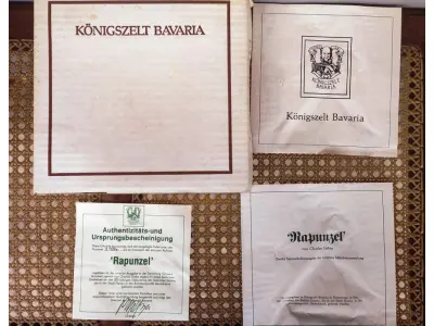 LOTE 346 - 01 PRATO COLECIONÁVEL "RAPUNZEL" DA BAVIERA, 1982, CHARLES GEHM, FADA DOS IRMÃOS GRIMM. SÉRIE DE CONTOS DE FADAS. COM 20 CM. A PEÇA FOI MANTIDA EM SUA EMBALAGEM ORIGINAL E NÃO FOI EXPOSTA. ACOMPANHA LIVRETO E CERTIFICADO DE AUTENTICIDADE. KONIGSZELT BAVIERA.ESSA E A SEGUNDA PLACA DE COLECIONADOR DA COLEÇÃO PINTADA POR CHARLES GEHM ESPECIALMENTE PARA A CIDADE DE HANAU, NA REPÚBLICA FEDERAL DA ALEMANHA, LOCAL DE NASCIMENTO DOS IRMÃOS GRIMM, PARA COMEMORAR SEU 200º ANIVERSÁRIO. PLACA DE COLECIONADOR NÚMERO D 1594.EDIÇÃO LIMITADA A CEM DIAS DE DISPARO,BRADEX-NÃO. 22-K46-2.2.ITEM COMPRADO EM GARAGENS DE ANTIGUIDADES NOS EUA. (NO ESTADO) ATENÇÃO! FAZER A VISITAÇÃO ANTES DE ARREMATAR, NÃO SABEMOS SE FUNCIONA, LEILÃO NÃO TEM GARANTIA E NEM DEVOLUÇÃO, SUJEITO A POSSÍVEIS AVARIAS VISÍVEIS/OCULTAS E/OU AUSÊNCIA DE COMPONENTES.