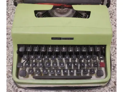 LOTE 437 - 01 MÁQUINA DE ESCREVER ANTIGA OLIVETT LETTERA 32. (NO ESTADO) ATENÇÃO! FAZER A VISITAÇÃO ANTES DE ARREMATAR, NÃO SABEMOS SE FUNCIONA, LEILÃO NÃO TEM GARANTIA E NEM DEVOLUÇÃO, SUJEITO A POSSÍVEIS AVARIAS VISÍVEIS/OCULTAS E/OU AUSÊNCIA DE COMPONENTES.