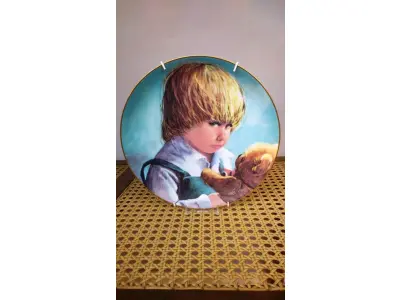 01 PRATO COLECIONÁVEIS ​​DE EDIÇÃO LIMITADA A 10 MIL TIRAGENS. ESTE E O PRATO DE NUMERO 4666 APRESENTA O TEDDY & TERRY DA PACIFIC ART, LINDAMENTE TRABALHADO EM PORCELANA COM UM DIÂMETRO DE 21,5 CM. O DESIGN COLORIDO REFLETE A CULTURA AMERICANA E A ERA DA CERÂMICA ARTÍSTICA DO FINAL DO SÉCULO XX. A MARCA KNOWLES É RECONHECIDA POR SEU ESTILO DECORATIVO E ESTE CONJUNTO NÃO É EXCEÇÃO. OS PRATOS SÃO PERFEITOS PARA TODAS AS OCASIÕES E SERIAM UM ÓTIMO COMPLEMENTO PARA QUALQUER COLEÇÃO DECORATIVA. A TÉCNICA DE PRODUÇÃO E O ESTILO SÃO EVIDENTES NOS DETALHES INTRINCADOS DO DESIGN. A LINHA DE PRODUTOS, EARLY AMERICAN, CONTRIBUI PARA A SINGULARIDADE DO CONJUNTO.ITEM COMPRADO E GARAGENS DE ANTIGUIDADES NOS EUA. SUPORTE PARA PRATO NÃO INCLUÍDO NESTA VENDA. (NO ESTADO) ATENÇÃO! FAZER A VISITAÇÃO ANTES DE ARREMATAR, NÃO SABEMOS SE FUNCIONA, LEILÃO NÃO TEM GARANTIA E NEM DEVOLUÇÃO, SUJEITO A POSSÍVEIS AVARIAS VISÍVEIS/OCULTAS E/OU AUSÊNCIA DE COMPONENTES.