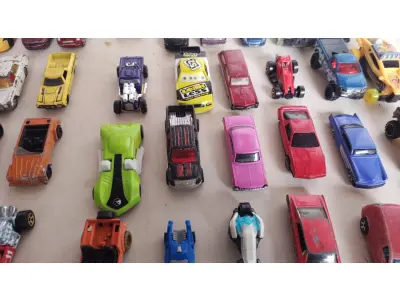 LOTE 461 - 100 CARRINHOS HOT WHEELS ANTIGOS  E OUTROS MODELOS. (NO ESTADO) ATENÇÃO! FAZER A VISITAÇÃO ANTES DE ARREMATAR, NÃO SABEMOS SE FUNCIONA, LEILÃO NÃO TEM GARANTIA E NEM DEVOLUÇÃO, SUJEITO A POSSÍVEIS AVARIAS VISÍVEIS/OCULTAS E/OU AUSÊNCIA DE COMPONENTES.
