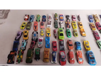 LOTE 459 - 100 CARRINHOS HOT WHEELS ANTIGOS  E OUTROS MODELOS. (NO ESTADO) ATENÇÃO! FAZER A VISITAÇÃO ANTES DE ARREMATAR, NÃO SABEMOS SE FUNCIONA, LEILÃO NÃO TEM GARANTIA E NEM DEVOLUÇÃO, SUJEITO A POSSÍVEIS AVARIAS VISÍVEIS/OCULTAS E/OU AUSÊNCIA DE COMPONENTES.