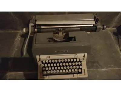 LOTE 440 - 01 MÁQUINA DE ESCREVER ANTIGA UNDERWOOD 198. (NO ESTADO) ATENÇÃO! FAZER A VISITAÇÃO ANTES DE ARREMATAR, NÃO SABEMOS SE FUNCIONA, LEILÃO NÃO TEM GARANTIA E NEM DEVOLUÇÃO, SUJEITO A POSSÍVEIS AVARIAS VISÍVEIS/OCULTAS E/OU AUSÊNCIA DE COMPONENTES.