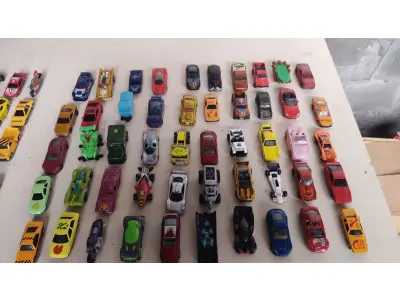 LOTE 459 - 100 CARRINHOS HOT WHEELS ANTIGOS  E OUTROS MODELOS. (NO ESTADO) ATENÇÃO! FAZER A VISITAÇÃO ANTES DE ARREMATAR, NÃO SABEMOS SE FUNCIONA, LEILÃO NÃO TEM GARANTIA E NEM DEVOLUÇÃO, SUJEITO A POSSÍVEIS AVARIAS VISÍVEIS/OCULTAS E/OU AUSÊNCIA DE COMPONENTES.