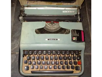 LOTE 438 - 01 MÁQUINA DE ESCREVER ANTIGA OLIVETT LETTERA 22. (NO ESTADO) ATENÇÃO! FAZER A VISITAÇÃO ANTES DE ARREMATAR, NÃO SABEMOS SE FUNCIONA, LEILÃO NÃO TEM GARANTIA E NEM DEVOLUÇÃO, SUJEITO A POSSÍVEIS AVARIAS VISÍVEIS/OCULTAS E/OU AUSÊNCIA DE COMPONENTES.