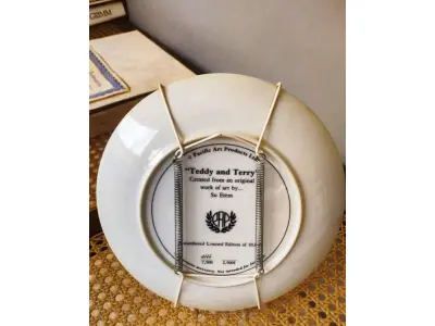 LOTE 347 - 01 PRATO COLECIONÁVEIS ​​DE EDIÇÃO LIMITADA A 10 MIL TIRAGENS. ESTE E O PRATO DE NUMERO 4666 APRESENTA O TEDDY & TERRY DA PACIFIC ART, LINDAMENTE TRABALHADO EM PORCELANA COM UM DIÂMETRO DE 21,5 CM. O DESIGN COLORIDO REFLETE A CULTURA AMERICANA E A ERA DA CERÂMICA ARTÍSTICA DO FINAL DO SÉCULO XX. A MARCA KNOWLES É RECONHECIDA POR SEU ESTILO DECORATIVO E ESTE CONJUNTO NÃO É EXCEÇÃO. OS PRATOS SÃO PERFEITOS PARA TODAS AS OCASIÕES E SERIAM UM ÓTIMO COMPLEMENTO PARA QUALQUER COLEÇÃO DECORATIVA. A TÉCNICA DE PRODUÇÃO E O ESTILO SÃO EVIDENTES NOS DETALHES INTRINCADOS DO DESIGN. A LINHA DE PRODUTOS, EARLY AMERICAN, CONTRIBUI PARA A SINGULARIDADE DO CONJUNTO.ITEM COMPRADO E GARAGENS DE ANTIGUIDADES NOS EUA. SUPORTE PARA PRATO NÃO INCLUÍDO NESTA VENDA. (NO ESTADO) ATENÇÃO! FAZER A VISITAÇÃO ANTES DE ARREMATAR, NÃO SABEMOS SE FUNCIONA, LEILÃO NÃO TEM GARANTIA E NEM DEVOLUÇÃO, SUJEITO A POSSÍVEIS AVARIAS VISÍVEIS/OCULTAS E/OU AUSÊNCIA DE COMPONENTES.