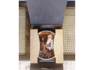 LOTE 340 - 01 PRATO DE NORMAN ROCKWELL EDIÇÃO DA SAFRA 1984 PORCELANA FINA ESTA É PARTE DA PLACA DE EDIÇÃO LIMITADA DA THE ROCKWELL SOCIETY OF AMERICA Nº DA ÚNICA EDIÇÃO NOMEADA PAPAI NOEL EM SUA OFICINA POR NORMAN ROCKWELL É A DÉCIMA PRIMEIRA EDIÇÃO DE UMA SÉRIE ANUAL DE PLACAS EDIÇÃO PERMANENTEMENTE FECHADA VISUAL MURAL PINTADO EM 1922 POR NORMAN ROCKWELL FEITO POR EDWIN M KNOWLES NOME MAIS ANTIGO DA AMÉRICA EM PORCELANA FINA NÚMERO BRADEX 84-R70-1.11 PRATO DE NUMERO 17170 C CERTIFICADO DE AUTENTICAÇÃO OFICIALMENTE CARIMBADO CARIMBADO E ASSINADO, QUE É COMO SEU TÍTULO NA PARTE DE TRÁS,  COM CAIXA ORIGINAL COM PARTE DA ETIQUETA DO SELO THE BRADFORD EXCHANGE COM UM PANFLETO DA HISTÓRIA DESTA PLACA. MEDE 8 1/4 DE DIÂMETRO SEM ARRANHÕES SEM LASCAS SEM RACHADURAS  ITEM DE COLECIONADOR. ITEM COMPRADO E GARAGENS DE ANTIGUIDADES NOS EUA. SUPORTE PARA PRATO NÃO INCLUÍDO NESTA VENDA. (NO ESTADO) ATENÇÃO! FAZER A VISITAÇÃO ANTES DE ARREMATAR, NÃO SABEMOS SE FUNCIONA, LEILÃO NÃO TEM GARANTIA E NEM DEVOLUÇÃO, SUJEITO A POSSÍVEIS AVARIAS VISÍVEIS/OCULTAS E/OU AUSÊNCIA DE COMPONENTES.