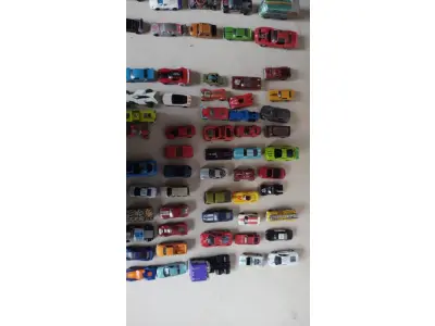 LOTE 460 - 100 CARRINHOS HOT WHEELS ANTIGOS  E OUTROS MODELOS. (NO ESTADO) ATENÇÃO! FAZER A VISITAÇÃO ANTES DE ARREMATAR, NÃO SABEMOS SE FUNCIONA, LEILÃO NÃO TEM GARANTIA E NEM DEVOLUÇÃO, SUJEITO A POSSÍVEIS AVARIAS VISÍVEIS/OCULTAS E/OU AUSÊNCIA DE COMPONENTES.