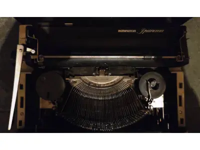 LOTE 443 - 01 MÁQUINA DE ESCREVER ANTIGA  REMINGTON YPANEMA. (NO ESTADO) ATENÇÃO! FAZER A VISITAÇÃO ANTES DE ARREMATAR, NÃO SABEMOS SE FUNCIONA, LEILÃO NÃO TEM GARANTIA E NEM DEVOLUÇÃO, SUJEITO A POSSÍVEIS AVARIAS VISÍVEIS/OCULTAS E/OU AUSÊNCIA DE COMPONENTES.