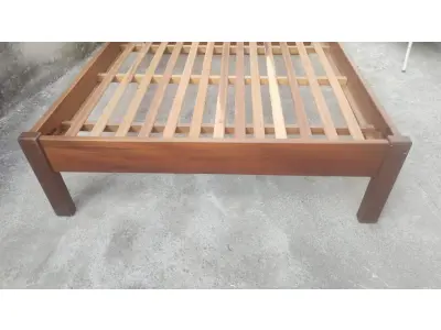 LOTE 525 - 01 CAMA DE CASAL MADEIRA MACIÇA LOJAS LÍDER ÓTIMA CAMA ESTRADO TAMBEM DE MADEIRA MACIÇA. (NO ESTADO) ATENÇÃO! FAZER A VISITAÇÃO ANTES DE ARREMATAR, NÃO SABEMOS SE FUNCIONA, LEILÃO NÃO TEM GARANTIA E NEM DEVOLUÇÃO, SUJEITO A POSSÍVEIS AVARIAS VISÍVEIS/OCULTAS E/OU AUSÊNCIA DE COMPONENTES.