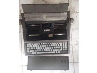 01 MÁQUINA DE ESCREVER OLIVETTI PRAXIS 204 LL. (NO ESTADO) ATENÇÃO! FAZER A VISITAÇÃO ANTES DE ARREMATAR, NÃO SABEMOS SE FUNCIONA, LEILÃO NÃO TEM GARANTIA E NEM DEVOLUÇÃO, SUJEITO A POSSÍVEIS AVARIAS VISÍVEIS/OCULTAS E/OU AUSÊNCIA DE COMPONENTES.