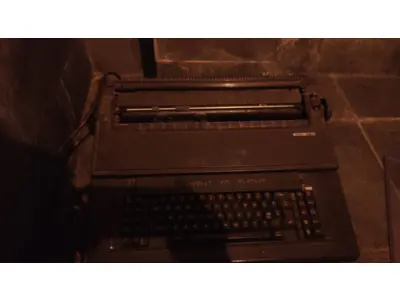 LOTE 439 - 01 MÁQUINA DE ESCREVER TENPO ET112  LIGANDO E OBEDEÇENDO OS COMANDOS