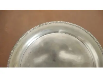 LOTE 349 - 01 LOTE COM UMA BANDEJA ESTA COM FALHAS NO BANHO POR SER MUITO ANTIGA COM 29 CM DE DIAMETRO. E UM TUCANO EM MADEIRA FEITO ARTESANAL. (NO ESTADO) ATENÇÃO! FAZER A VISITAÇÃO ANTES DE ARREMATAR, NÃO SABEMOS SE FUNCIONA, LEILÃO NÃO TEM GARANTIA E NEM DEVOLUÇÃO, SUJEITO A POSSÍVEIS AVARIAS VISÍVEIS/OCULTAS E/OU AUSÊNCIA DE COMPONENTES.