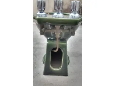 LOTE 516 - 01 BIDÊ PORCELANA ANTIGO VERDE ESCURO MESCLADO VERDE-ESCURO COMPLETO. (NO ESTADO) ATENÇÃO! FAZER A VISITAÇÃO ANTES DE ARREMATAR, NÃO SABEMOS SE FUNCIONA, LEILÃO NÃO TEM GARANTIA E NEM DEVOLUÇÃO, SUJEITO A POSSÍVEIS AVARIAS VISÍVEIS/OCULTAS E/OU AUSÊNCIA DE COMPONENTES.