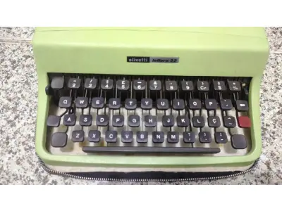 LOTE 437 - 01 MÁQUINA DE ESCREVER ANTIGA OLIVETT LETTERA 32. (NO ESTADO) ATENÇÃO! FAZER A VISITAÇÃO ANTES DE ARREMATAR, NÃO SABEMOS SE FUNCIONA, LEILÃO NÃO TEM GARANTIA E NEM DEVOLUÇÃO, SUJEITO A POSSÍVEIS AVARIAS VISÍVEIS/OCULTAS E/OU AUSÊNCIA DE COMPONENTES.