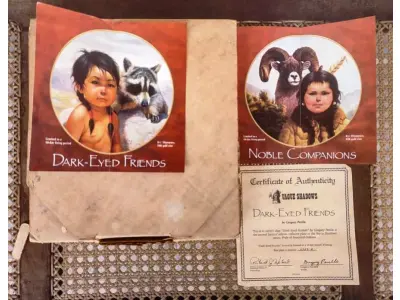 LOTE 344 - 01 PRATO DE COLECIONADO "DARK-EYED FRIENDS" "EM PORTUGUES AMIGOS DE OLHOS ESCUROS" DE GREGORY PERILLO FOI A SEGUNDA EDIÇÃO DO PRIDE OF AMERICA'S INDIANS ESSA FOI UMA  COLEÇÃO DE OITO PRATOS DE PORCELANA REPRESENTANDO CRIANÇAS INDÍGENAS NORTE-AMERICANAS. ESTA EDIÇÃO LIMITADA DE 1986 DUROU 10 DIAS DE QUEIMA, PRODUZIDA PELA VAGUE SHADOWS AND ARTAFFECTS LTD. E É NUMERADA 0737R. ESTA PLACA ESTÁ EM ESTADO DE NOVA, SEM LASCAS, RACHADURAS OU REPAROS E SEM EVIDÊNCIAS DE SUJEIRA. POR FAVOR, REVISE CUIDADOSAMENTE AS FOTOS PARA OBTER UMA PERSPECTIVA COMPLETA. COM DIÂMETRO, BORDADA EM OURO 24K, ASSINADA NA FRENTE, CARIMBADA E NUMERADA À MÃO.COM SUA CAIXA ORIGINAL COM CERTIFICADO ORIGINAL DE AUTENTICIDADE E DOCUMENTAÇÃO.PEÇA COMPRADA EM GARAGEM DE ANTIGUIDADES NOS EUA. SUPORTE PARA PRATO NÃO INCLUÍDO NESTA VENDA. (NO ESTADO) ATENÇÃO! FAZER A VISITAÇÃO ANTES DE ARREMATAR, NÃO SABEMOS SE FUNCIONA, LEILÃO NÃO TEM GARANTIA E NEM DEVOLUÇÃO, SUJEITO A POSSÍVEIS AVARIAS VISÍVEIS/OCULTAS E/OU AUSÊNCIA DE COMPONENTES.
