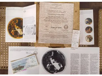 LOTE 345 - 01 LINDO PRATO VINTAGE NORMAN ROCKWELL DE 1984, "DREAMING IN THE ATTIC".EM PORTUGUES SONHANDO NO SÓTÃO. EDIÇÃO LIMITADA NUMERADA 9650S EDWIN M. KNOWLES. LIMITADO A 150 DIAS DE QUEIMA E CERTIFICADO COMO UM VERDADEIRO CLÁSSICO ROCKWELL CLASSIC. CERTIFICADO DE AUTENTICIDADE INCLUSO. COM 21,5 CM DE DIÂMETRO. COM CERTIFICADO DE AUTENTICIDADE. SUPORTE DO PRATO NÃO ESTÁ INCLUÍDO. ITEM COMPRADO EM GARAGENS DE ANTIGUIDADES NOS EUA. (NO ESTADO) ATENÇÃO! FAZER A VISITAÇÃO ANTES DE ARREMATAR, NÃO SABEMOS SE FUNCIONA, LEILÃO NÃO TEM GARANTIA E NEM DEVOLUÇÃO, SUJEITO A POSSÍVEIS AVARIAS VISÍVEIS/OCULTAS E/OU AUSÊNCIA DE COMPONENTES.