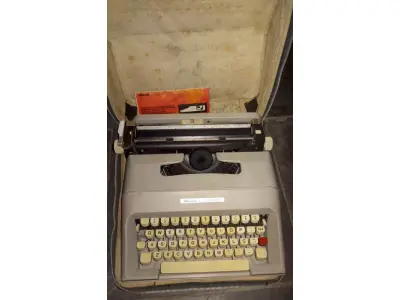 LOTE 441 - 01 MÁQUINA DE ESCREVER ANTIGA OLIVETT LETTERA 35. (NO ESTADO) ATENÇÃO! FAZER A VISITAÇÃO ANTES DE ARREMATAR, NÃO SABEMOS SE FUNCIONA, LEILÃO NÃO TEM GARANTIA E NEM DEVOLUÇÃO, SUJEITO A POSSÍVEIS AVARIAS VISÍVEIS/OCULTAS E/OU AUSÊNCIA DE COMPONENTES.