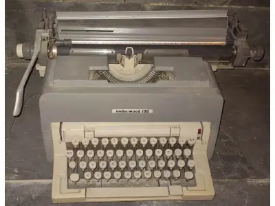 01 MÁQUINA DE ESCREVER ANTIGA UNDERWOOD 198. (NO ESTADO) ATENÇÃO! FAZER A VISITAÇÃO ANTES DE ARREMATAR, NÃO SABEMOS SE FUNCIONA, LEILÃO NÃO TEM GARANTIA E NEM DEVOLUÇÃO, SUJEITO A POSSÍVEIS AVARIAS VISÍVEIS/OCULTAS E/OU AUSÊNCIA DE COMPONENTES.