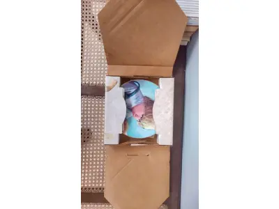 LOTE 347 - 01 PRATO COLECIONÁVEIS ​​DE EDIÇÃO LIMITADA A 10 MIL TIRAGENS. ESTE E O PRATO DE NUMERO 4666 APRESENTA O TEDDY & TERRY DA PACIFIC ART, LINDAMENTE TRABALHADO EM PORCELANA COM UM DIÂMETRO DE 21,5 CM. O DESIGN COLORIDO REFLETE A CULTURA AMERICANA E A ERA DA CERÂMICA ARTÍSTICA DO FINAL DO SÉCULO XX. A MARCA KNOWLES É RECONHECIDA POR SEU ESTILO DECORATIVO E ESTE CONJUNTO NÃO É EXCEÇÃO. OS PRATOS SÃO PERFEITOS PARA TODAS AS OCASIÕES E SERIAM UM ÓTIMO COMPLEMENTO PARA QUALQUER COLEÇÃO DECORATIVA. A TÉCNICA DE PRODUÇÃO E O ESTILO SÃO EVIDENTES NOS DETALHES INTRINCADOS DO DESIGN. A LINHA DE PRODUTOS, EARLY AMERICAN, CONTRIBUI PARA A SINGULARIDADE DO CONJUNTO.ITEM COMPRADO E GARAGENS DE ANTIGUIDADES NOS EUA. SUPORTE PARA PRATO NÃO INCLUÍDO NESTA VENDA. (NO ESTADO) ATENÇÃO! FAZER A VISITAÇÃO ANTES DE ARREMATAR, NÃO SABEMOS SE FUNCIONA, LEILÃO NÃO TEM GARANTIA E NEM DEVOLUÇÃO, SUJEITO A POSSÍVEIS AVARIAS VISÍVEIS/OCULTAS E/OU AUSÊNCIA DE COMPONENTES.