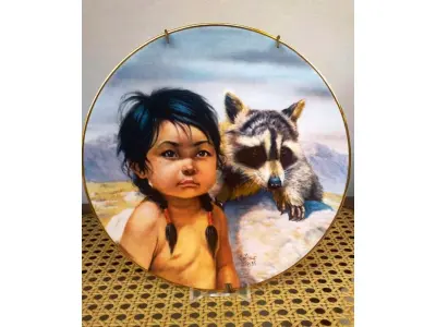 01 PRATO DE COLECIONADO "DARK-EYED FRIENDS" "EM PORTUGUES AMIGOS DE OLHOS ESCUROS" DE GREGORY PERILLO FOI A SEGUNDA EDIÇÃO DO PRIDE OF AMERICA'S INDIANS ESSA FOI UMA  COLEÇÃO DE OITO PRATOS DE PORCELANA REPRESENTANDO CRIANÇAS INDÍGENAS NORTE-AMERICANAS. ESTA EDIÇÃO LIMITADA DE 1986 DUROU 10 DIAS DE QUEIMA, PRODUZIDA PELA VAGUE SHADOWS AND ARTAFFECTS LTD. E É NUMERADA 0737R. ESTA PLACA ESTÁ EM ESTADO DE NOVA, SEM LASCAS, RACHADURAS OU REPAROS E SEM EVIDÊNCIAS DE SUJEIRA. POR FAVOR, REVISE CUIDADOSAMENTE AS FOTOS PARA OBTER UMA PERSPECTIVA COMPLETA. COM DIÂMETRO, BORDADA EM OURO 24K, ASSINADA NA FRENTE, CARIMBADA E NUMERADA À MÃO.COM SUA CAIXA ORIGINAL COM CERTIFICADO ORIGINAL DE AUTENTICIDADE E DOCUMENTAÇÃO.PEÇA COMPRADA EM GARAGEM DE ANTIGUIDADES NOS EUA. SUPORTE PARA PRATO NÃO INCLUÍDO NESTA VENDA. (NO ESTADO) ATENÇÃO! FAZER A VISITAÇÃO ANTES DE ARREMATAR, NÃO SABEMOS SE FUNCIONA, LEILÃO NÃO TEM GARANTIA E NEM DEVOLUÇÃO, SUJEITO A POSSÍVEIS AVARIAS VISÍVEIS/OCULTAS E/OU AUSÊNCIA DE COMPONENTES.