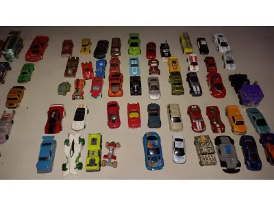 LOTE 460 - 100 CARRINHOS HOT WHEELS ANTIGOS  E OUTROS MODELOS. (NO ESTADO) ATENÇÃO! FAZER A VISITAÇÃO ANTES DE ARREMATAR, NÃO SABEMOS SE FUNCIONA, LEILÃO NÃO TEM GARANTIA E NEM DEVOLUÇÃO, SUJEITO A POSSÍVEIS AVARIAS VISÍVEIS/OCULTAS E/OU AUSÊNCIA DE COMPONENTES.