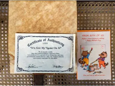 LOTE 341 - 01 PRATO DE COLECIONADOR SÉRIE PARECE QUE FOI ONTEM  PLACA DE COLECIONADOR B0Y RUSTY MONEY APRESENTA UMA CENA COMOVENTE DE UM MENINO E SEU CACHORRO, COM O TEMA DE CORREIO, DA SÉRIE "IT'S GOT MY NAME ON IT "EM PORTUGUES "TEM MEU NOME NELE" DA RUSTY MONEY, 4ª EDIÇÃO. E FOI FABRICADO ENTRE 1980 E 1989. PRATO DE NUMERO 12838. É PERFEITO PARA COLECIONADORES DE ITENS DECORATIVOS AMERICANOS, ESPECIALMENTE PARA AQUELES INTERESSADOS EM PRATOS DE COLECIONADOR. EMITIDO PELA RJ ERNST ENTERPRISES. ACOMPANHA O CERTIFICADO DE AUTENTICIDADE NA CAIXA ORIGINAL. COM 22 CM DE DIÂMETRO.PEÇA COMPRADA EM GARAGEM DE ANTIGUIDADES NOS EUA. SUPORTE PARA PRATO NÃO INCLUÍDO NESTA VENDA. (NO ESTADO) ATENÇÃO! FAZER A VISITAÇÃO ANTES DE ARREMATAR, NÃO SABEMOS SE FUNCIONA, LEILÃO NÃO TEM GARANTIA E NEM DEVOLUÇÃO, SUJEITO A POSSÍVEIS AVARIAS VISÍVEIS/OCULTAS E/OU AUSÊNCIA DE COMPONENTES.