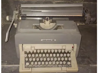 LOTE 440 - 01 MÁQUINA DE ESCREVER ANTIGA UNDERWOOD 198. (NO ESTADO) ATENÇÃO! FAZER A VISITAÇÃO ANTES DE ARREMATAR, NÃO SABEMOS SE FUNCIONA, LEILÃO NÃO TEM GARANTIA E NEM DEVOLUÇÃO, SUJEITO A POSSÍVEIS AVARIAS VISÍVEIS/OCULTAS E/OU AUSÊNCIA DE COMPONENTES.