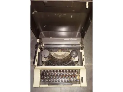 LOTE 443 - 01 MÁQUINA DE ESCREVER ANTIGA  REMINGTON YPANEMA. (NO ESTADO) ATENÇÃO! FAZER A VISITAÇÃO ANTES DE ARREMATAR, NÃO SABEMOS SE FUNCIONA, LEILÃO NÃO TEM GARANTIA E NEM DEVOLUÇÃO, SUJEITO A POSSÍVEIS AVARIAS VISÍVEIS/OCULTAS E/OU AUSÊNCIA DE COMPONENTES.