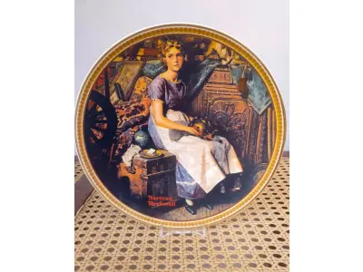 01 LINDO PRATO VINTAGE NORMAN ROCKWELL DE 1984, "DREAMING IN THE ATTIC".EM PORTUGUES SONHANDO NO SÓTÃO. EDIÇÃO LIMITADA NUMERADA 9650S EDWIN M. KNOWLES. LIMITADO A 150 DIAS DE QUEIMA E CERTIFICADO COMO UM VERDADEIRO CLÁSSICO ROCKWELL CLASSIC. CERTIFICADO DE AUTENTICIDADE INCLUSO. COM 21,5 CM DE DIÂMETRO. COM CERTIFICADO DE AUTENTICIDADE. SUPORTE DO PRATO NÃO ESTÁ INCLUÍDO. ITEM COMPRADO EM GARAGENS DE ANTIGUIDADES NOS EUA. (NO ESTADO) ATENÇÃO! FAZER A VISITAÇÃO ANTES DE ARREMATAR, NÃO SABEMOS SE FUNCIONA, LEILÃO NÃO TEM GARANTIA E NEM DEVOLUÇÃO, SUJEITO A POSSÍVEIS AVARIAS VISÍVEIS/OCULTAS E/OU AUSÊNCIA DE COMPONENTES.