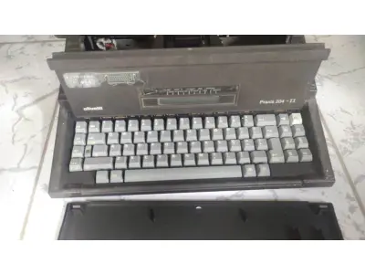 LOTE 445 - 01 MÁQUINA DE ESCREVER OLIVETTI PRAXIS 204 LL. (NO ESTADO) ATENÇÃO! FAZER A VISITAÇÃO ANTES DE ARREMATAR, NÃO SABEMOS SE FUNCIONA, LEILÃO NÃO TEM GARANTIA E NEM DEVOLUÇÃO, SUJEITO A POSSÍVEIS AVARIAS VISÍVEIS/OCULTAS E/OU AUSÊNCIA DE COMPONENTES.