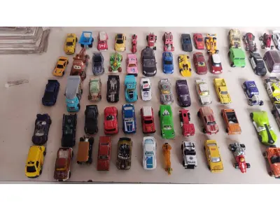 100 CARRINHOS HOT WHEELS ANTIGOS  E OUTROS MODELOS. (NO ESTADO) ATENÇÃO! FAZER A VISITAÇÃO ANTES DE ARREMATAR, NÃO SABEMOS SE FUNCIONA, LEILÃO NÃO TEM GARANTIA E NEM DEVOLUÇÃO, SUJEITO A POSSÍVEIS AVARIAS VISÍVEIS/OCULTAS E/OU AUSÊNCIA DE COMPONENTES.