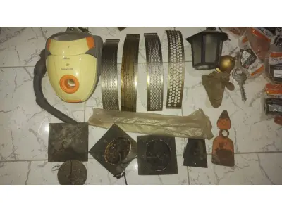 01 LOTE COM DIVERSOS ÍTENS ANTIGOS. (NO ESTADO) ATENÇÃO! FAZER A VISITAÇÃO ANTES DE ARREMATAR, NÃO SABEMOS SE FUNCIONA, LEILÃO NÃO TEM GARANTIA E NEM DEVOLUÇÃO, SUJEITO A POSSÍVEIS AVARIAS VISÍVEIS/OCULTAS E/OU AUSÊNCIA DE COMPONENTES.