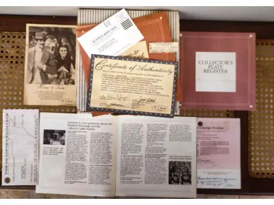 LOTE 343 - 01  PRATO DE COLECIONADOR "E O VENTO LEVOU" DE 1989, "THE HOME TO TARA", É UMA ADIÇÃO DESLUMBRANTE À COLEÇÃO DE QUALQUER COLECIONADOR. APRESENTANDO A ICÔNICA MANSÃO DO ADORADO FILME, ESTE PRATO CAPTURA A GRANDIOSIDADE E A BELEZA DE "E O VENTO LEVOU". FABRICADO EM 1989, ESTE ITEM DE COLECIONADOR É ESSENCIAL PARA OS FÃS DO CLÁSSICO. COM DETALHES MINUCIOSOS E ACABAMENTO PRIMOROSO, ESTE PRATO É A MANEIRA PERFEITA DE COMEMORAR A HISTÓRIA ATEMPORAL DE SCARLETT O'HARA E RHETT BUTLER. QUINTA EDIÇÃO DA SÉRIE BODAS DE OURO DE 1989, OFICIALMENTE AUTORIZADA PELA METRO-GOLDWYN-MAYER PARA COMEMORAR O 50º ANIVERSÁRIO DO FILME IMORTAL "E O VENTO LEVOU".QUEIMADO EM PORCELANA FINA W. S. GEORGE COM DETALHES DOURADOS. EDIÇÃO LIMITADA A 150 DIAS DE QUEIMA.O PRATO MEDE 21,5 CM DE DIÂMETRO.PRATO DE NUMERO 4477K.COM TODA DOCMUENTAÇAO E CERTIFICADO DE AUTETICIDADE. PEÇA COMPRADA EM GARAGEM DE ANTIGUIDADES NOS EUA. SUPORTE PARA PRATO NÃO INCLUÍDO NESTA VENDA. (NO ESTADO) ATENÇÃO! FAZER A VISITAÇÃO ANTES DE ARREMATAR, NÃO SABEMOS SE FUNCIONA, LEILÃO NÃO TEM GARANTIA E NEM DEVOLUÇÃO, SUJEITO A POSSÍVEIS AVARIAS VISÍVEIS/OCULTAS E/OU AUSÊNCIA DE COMPONENTES.