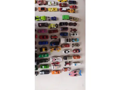 LOTE 461 - 100 CARRINHOS HOT WHEELS ANTIGOS  E OUTROS MODELOS. (NO ESTADO) ATENÇÃO! FAZER A VISITAÇÃO ANTES DE ARREMATAR, NÃO SABEMOS SE FUNCIONA, LEILÃO NÃO TEM GARANTIA E NEM DEVOLUÇÃO, SUJEITO A POSSÍVEIS AVARIAS VISÍVEIS/OCULTAS E/OU AUSÊNCIA DE COMPONENTES.