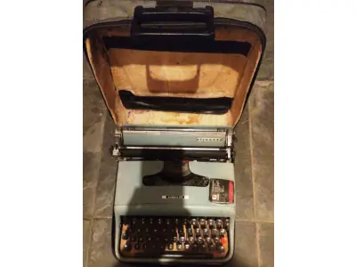 LOTE 438 - 01 MÁQUINA DE ESCREVER ANTIGA OLIVETT LETTERA 22. (NO ESTADO) ATENÇÃO! FAZER A VISITAÇÃO ANTES DE ARREMATAR, NÃO SABEMOS SE FUNCIONA, LEILÃO NÃO TEM GARANTIA E NEM DEVOLUÇÃO, SUJEITO A POSSÍVEIS AVARIAS VISÍVEIS/OCULTAS E/OU AUSÊNCIA DE COMPONENTES.