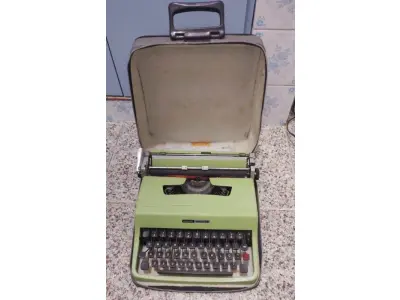 LOTE 437 - 01 MÁQUINA DE ESCREVER ANTIGA OLIVETT LETTERA 32. (NO ESTADO) ATENÇÃO! FAZER A VISITAÇÃO ANTES DE ARREMATAR, NÃO SABEMOS SE FUNCIONA, LEILÃO NÃO TEM GARANTIA E NEM DEVOLUÇÃO, SUJEITO A POSSÍVEIS AVARIAS VISÍVEIS/OCULTAS E/OU AUSÊNCIA DE COMPONENTES.