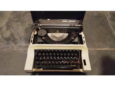 LOTE 443 - 01 MÁQUINA DE ESCREVER ANTIGA  REMINGTON YPANEMA. (NO ESTADO) ATENÇÃO! FAZER A VISITAÇÃO ANTES DE ARREMATAR, NÃO SABEMOS SE FUNCIONA, LEILÃO NÃO TEM GARANTIA E NEM DEVOLUÇÃO, SUJEITO A POSSÍVEIS AVARIAS VISÍVEIS/OCULTAS E/OU AUSÊNCIA DE COMPONENTES.