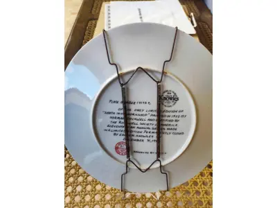 LOTE 340 - 01 PRATO DE NORMAN ROCKWELL EDIÇÃO DA SAFRA 1984 PORCELANA FINA ESTA É PARTE DA PLACA DE EDIÇÃO LIMITADA DA THE ROCKWELL SOCIETY OF AMERICA Nº DA ÚNICA EDIÇÃO NOMEADA PAPAI NOEL EM SUA OFICINA POR NORMAN ROCKWELL É A DÉCIMA PRIMEIRA EDIÇÃO DE UMA SÉRIE ANUAL DE PLACAS EDIÇÃO PERMANENTEMENTE FECHADA VISUAL MURAL PINTADO EM 1922 POR NORMAN ROCKWELL FEITO POR EDWIN M KNOWLES NOME MAIS ANTIGO DA AMÉRICA EM PORCELANA FINA NÚMERO BRADEX 84-R70-1.11 PRATO DE NUMERO 17170 C CERTIFICADO DE AUTENTICAÇÃO OFICIALMENTE CARIMBADO CARIMBADO E ASSINADO, QUE É COMO SEU TÍTULO NA PARTE DE TRÁS,  COM CAIXA ORIGINAL COM PARTE DA ETIQUETA DO SELO THE BRADFORD EXCHANGE COM UM PANFLETO DA HISTÓRIA DESTA PLACA. MEDE 8 1/4 DE DIÂMETRO SEM ARRANHÕES SEM LASCAS SEM RACHADURAS  ITEM DE COLECIONADOR. ITEM COMPRADO E GARAGENS DE ANTIGUIDADES NOS EUA. SUPORTE PARA PRATO NÃO INCLUÍDO NESTA VENDA. (NO ESTADO) ATENÇÃO! FAZER A VISITAÇÃO ANTES DE ARREMATAR, NÃO SABEMOS SE FUNCIONA, LEILÃO NÃO TEM GARANTIA E NEM DEVOLUÇÃO, SUJEITO A POSSÍVEIS AVARIAS VISÍVEIS/OCULTAS E/OU AUSÊNCIA DE COMPONENTES.