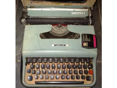 LOTE 438 - 01 MÁQUINA DE ESCREVER ANTIGA OLIVETT LETTERA 22. (NO ESTADO) ATENÇÃO! FAZER A VISITAÇÃO ANTES DE ARREMATAR, NÃO SABEMOS SE FUNCIONA, LEILÃO NÃO TEM GARANTIA E NEM DEVOLUÇÃO, SUJEITO A POSSÍVEIS AVARIAS VISÍVEIS/OCULTAS E/OU AUSÊNCIA DE COMPONENTES.