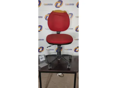01 CADEIRA DE ESCRITÓRIO NA COR VERMELHA. (NO ESTADO EM QUE SE ENCONTRA. SUJEITO A AVARIAS OCULTAS/VISÍVEIS.)