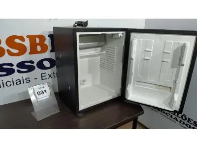LOTE 031 - 01 FRIGOBAR MARCA DOMETIC. (NO ESTADO) ATENÇÃO! FAZER A VISITAÇÃO ANTES DE ARREMATAR, NÃO SABEMOS SE FUNCIONA. LEILÃO NÃO TEM GARANTIA E NEM DEVOLUÇÃO, SUJEITO A POSSÍVEIS AVARIAS VISÍVEIS/OCULTAS E/OU AUSÊNCIA DE COMPONENTES.