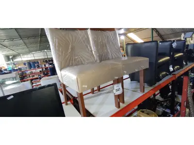 LOTE 047 - 02 CADEIRAS EM MADEIRA COM ASSENTO ALMOFADADO. (NO ESTADO) ATENÇÃO! FAZER A VISITAÇÃO ANTES DE ARREMATAR, NÃO SABEMOS SE FUNCIONA. LEILÃO NÃO TEM GARANTIA E NEM DEVOLUÇÃO, SUJEITO A POSSÍVEIS AVARIAS VISÍVEIS/OCULTAS E/OU AUSÊNCIA DE COMPONENTES.