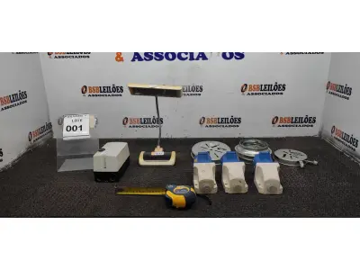 LOTE 001 - 01 LÚMINARIA DE MESA, 03 PINOS FÉMEA DE ALTA PRESSÃO, 01 TRNA DE 7,5M E 03 PLAFONIER. (NO ESTADO) ATENÇÃO! FAZER A VISITAÇÃO ANTES DE ARREMATAR, NÃO SABEMOS SE FUNCIONA. LEILÃO NÃO TEM GARANTIA E NEM DEVOLUÇÃO, SUJEITO A POSSÍVEIS AVARIAS VISÍVEIS/OCULTAS E/OU AUSÊNCIA DE COMPONENTES.