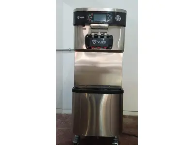 LOTE 479 - 01 MÁQUINA DE SORVETE EXPRESSO SOFT VUZE ARTIC VERTICAL COM RODAS GIRATÓRIAS, DESEMPENHO DE 62L A 72 LITROS POR HORA, ATÉ 720 CASQUINHAS POR HORA.(NOVA) (NO ESTADO)