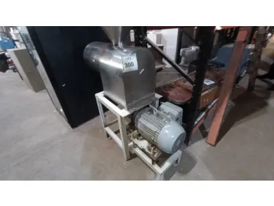 LOTE 300 - 01 DESPOLPADEIRA INDUSTRIAL. (NO ESTADO) ATENÇÃO! FAZER A VISITAÇÃO ANTES DE ARREMATAR, NÃO SABEMOS SE FUNCIONA. LEILÃO NÃO TEM GARANTIA E NEM DEVOLUÇÃO, SUJEITO A POSSÍVEIS AVARIAS VISÍVEIS/OCULTAS E/OU AUSÊNCIA DE COMPONENTES.