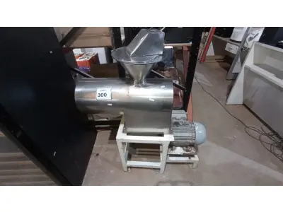 LOTE 300 - 01 DESPOLPADEIRA INDUSTRIAL. (NO ESTADO) ATENÇÃO! FAZER A VISITAÇÃO ANTES DE ARREMATAR, NÃO SABEMOS SE FUNCIONA. LEILÃO NÃO TEM GARANTIA E NEM DEVOLUÇÃO, SUJEITO A POSSÍVEIS AVARIAS VISÍVEIS/OCULTAS E/OU AUSÊNCIA DE COMPONENTES.