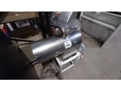 LOTE 300 - 01 DESPOLPADEIRA INDUSTRIAL. (NO ESTADO) ATENÇÃO! FAZER A VISITAÇÃO ANTES DE ARREMATAR, NÃO SABEMOS SE FUNCIONA. LEILÃO NÃO TEM GARANTIA E NEM DEVOLUÇÃO, SUJEITO A POSSÍVEIS AVARIAS VISÍVEIS/OCULTAS E/OU AUSÊNCIA DE COMPONENTES.