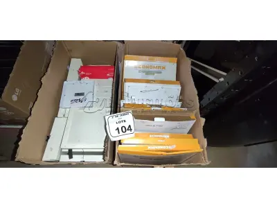01 LOTE COM GRANDE QUANTIDADE DE LUMINÁRIAS DE EMBUTIR E SOBREPOR DE MARCAS E MODELOS DIVERSOS. (NO ESTADO) ATENÇÃO! FAZER A VISITAÇÃO ANTES DE ARREMATAR, NÃO SABEMOS SE FUNCIONA, LEILÃO NÃO TEM GARANTIA E NEM DEVOLUÇÃO, SUJEITO A POSSÍVEIS AVARIAS VISÍVEIS/OCULTAS E/OU AUSÊNCIA DE COMPONENTES.