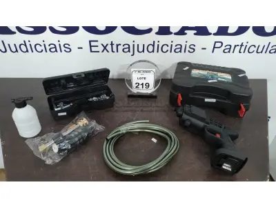 01 CHAVE CATRACA COM JOGO DE SOQUETES E 01 MÁQUINA DE ALTA PRESSÃO COM ACESSÓRIOS SEM BATERIA. (NO ESTADO) ATENÇÃO! FAZER A VISITAÇÃO ANTES DE ARREMATAR, NÃO SABEMOS SE FUNCIONA, LEILÃO NÃO TEM GARANTIA E NEM DEVOLUÇÃO, SUJEITO A POSSÍVEIS AVARIAS VISÍVEIS/OCULTAS E/OU AUSÊNCIA DE COMPONENTES.